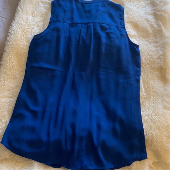 5/$25 Sleeveless V neck blouse - Picture 5 of 6